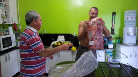 Cours de preparation d'un churrasco (cote de beuf) avec mon père